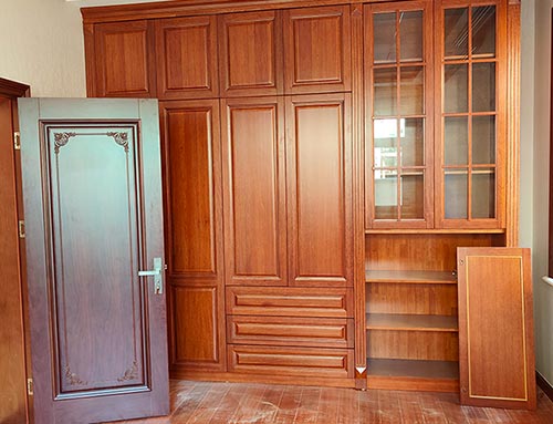 鲤城中式家庭装修里定制的实木衣柜效果图